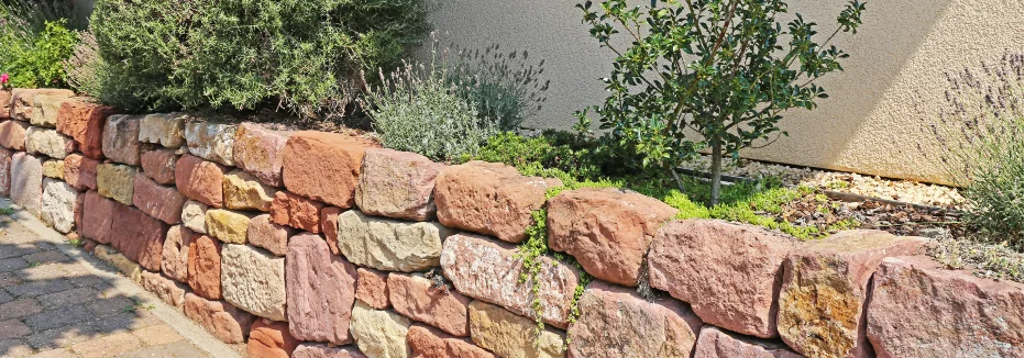 Eine niedrige Mauer aus Sandstein